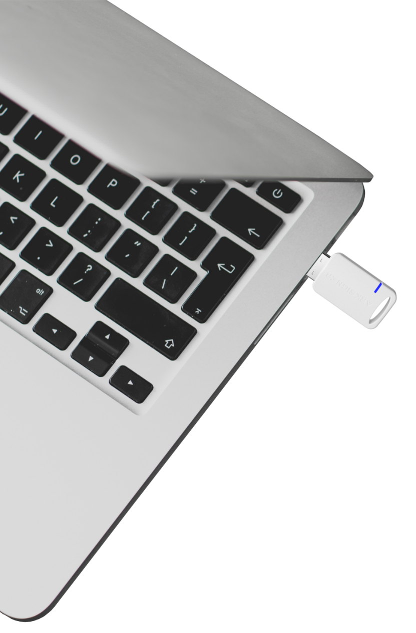 Arkİmza'nın altyapılarla uyumlu kullanımını gösteren dizüstü bilgisayar ve USB cihaz